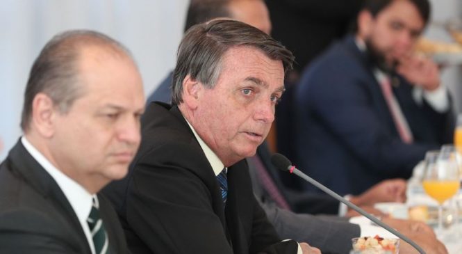 Bolsonaro confirma auxílio emergencial de R$ 300 até o fim do ano