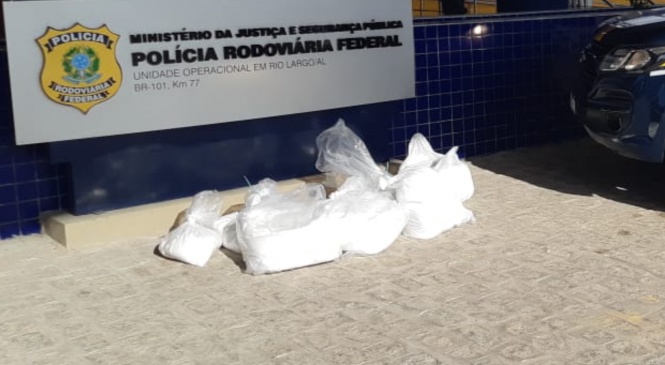 PRF prende passageiro de ônibus com 115kg de cocaína em Rio Largo