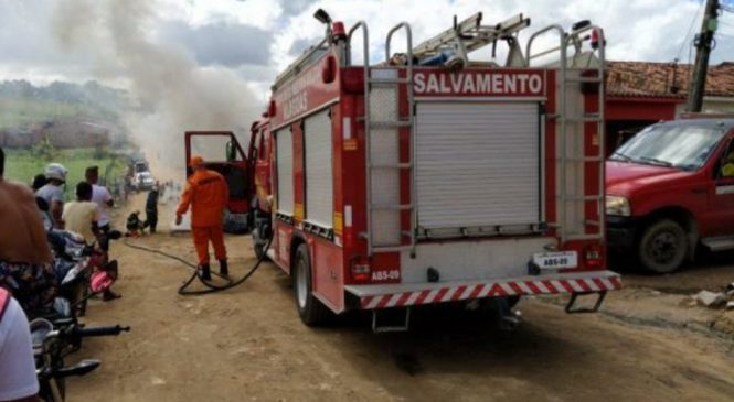 Incêndio em casa no bairro do Bebedouro deixa idosos feridos