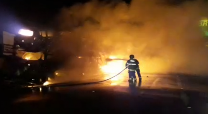 Caminhões-cegonha pegam fogo em frente a posto de gasolina na BR 101 em Messias