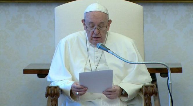 Papa se desculpa por suposto uso de termo homofóbico