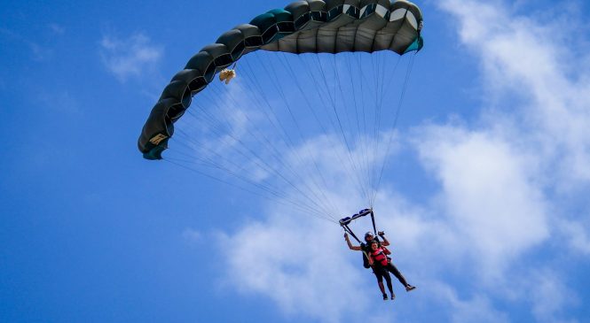 Mulheres saltam de paraquedas e reforçam o combate ao câncer de mama
