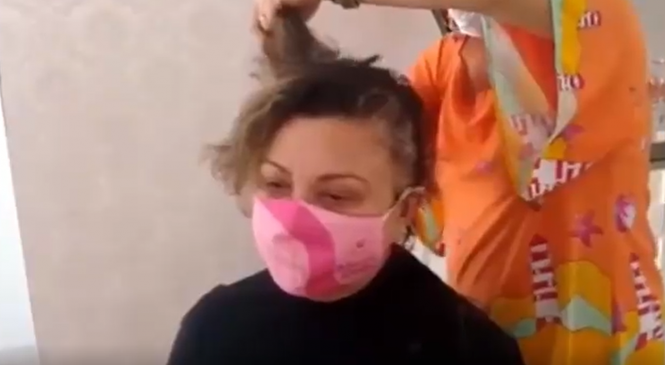 Tereza Nelma publica vídeo raspando cabeça para iniciar um novo tratamento contra o câncer