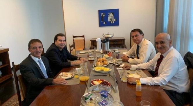Após café da manhã com rodrigo Maia, Bolsonaro questiona apoiadores