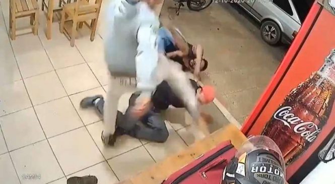 Vídeos: Motoboy dá surra em dois ‘bombados’, após receber ameaças em restaurante