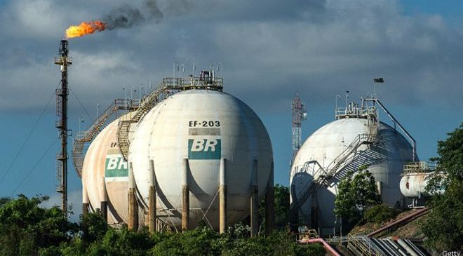 Petrobras reduz preço da gasolina A para distribuidoras