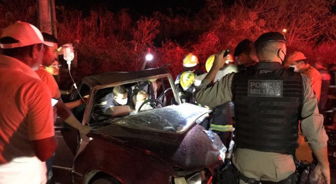Casal fica preso nas ferragens do carro após colisão em São José da Tapera