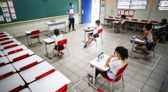 Escolas retomam aulas presenciais para o ensino médio em SP após 7 meses
