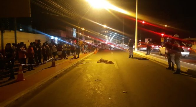 Pedestre morre após ser atropelado por moto no Benedito Bentes e ocupantes ficam feridos