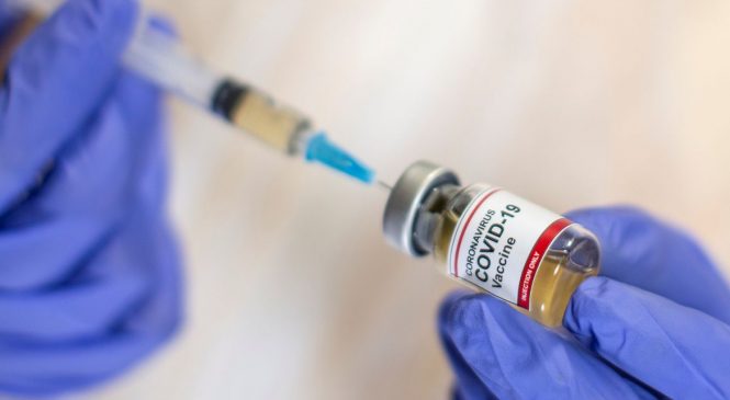 EUA querem vacinar 100 milhões de pessoas contra a covid-19 até março