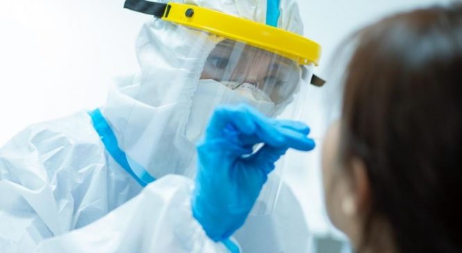Brasil tem mais de 130 mil casos confirmados em 24h e bate recorde da pandemia