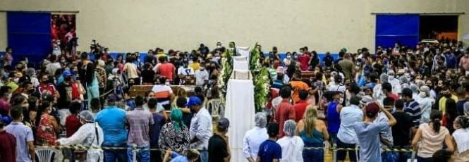 Água Branca reúne multidão em ginásio para velar mortos no acidente de ônibus