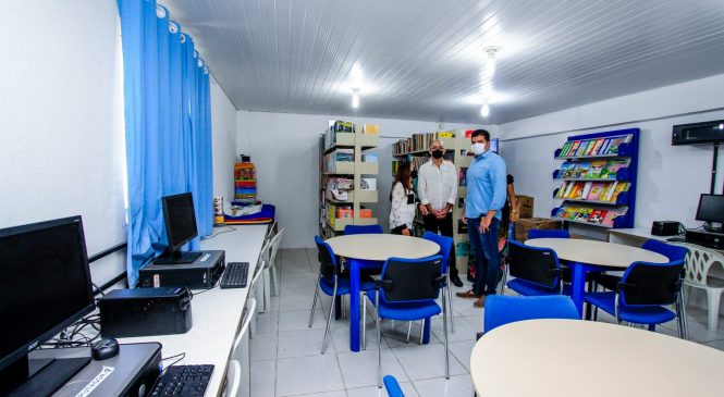 Rui Palmeira entrega escola revitalizada no Jacintinho