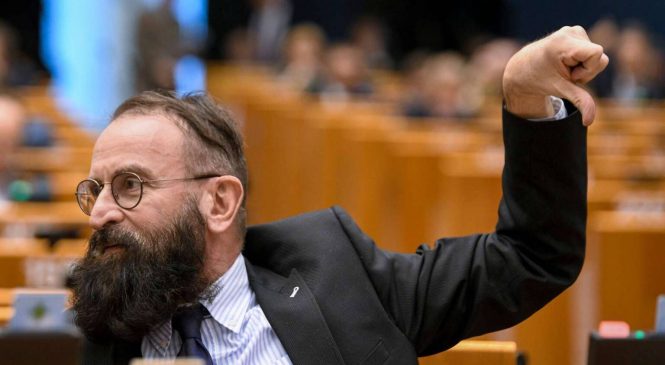 Deputado húngaro de extrema-direita renuncia após ser pego em orgia gay com 25 homens