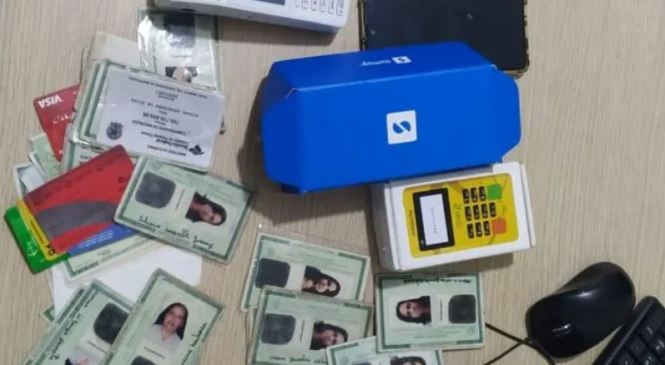 Suspeita de falsificação é presa com 27 identidades, 7 CPFs e máquinas de cartão de crédito