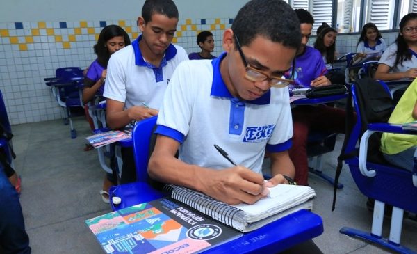 Governo de Alagoas permitirá retorno às aulas presenciais a partir de 21 de janeiro