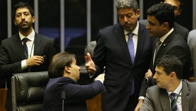 Rodrigo Maia derruba sessão do congresso para evitar apoio a aliados de Arthur Lira