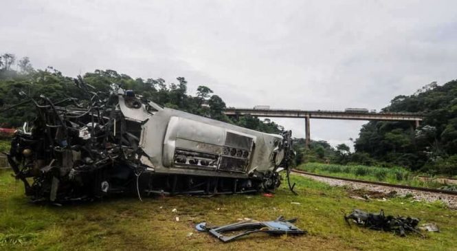 Motorista acusa falha mecânica; empresa diz que acidente em Minas foi imprudência