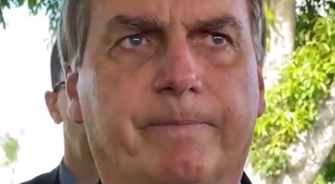 Vídeo: Bolsonaro diz que “vacina é do Brasil, não de um governador”