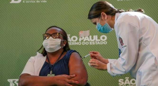 SP retoma vacinação com 30 mil profissionais de saúde do Hospital das Clínicas