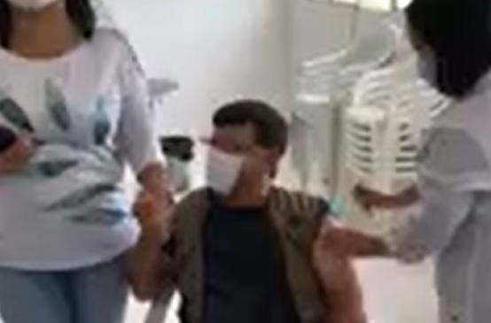 Prefeito, secretária de Saúde e fotógrafo furam fila da vacinação em Pernambuco e Sergipe