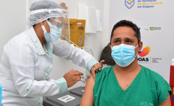 Profissionais das unidades hospitalares da Sesau recebem 2ª dose da Coronavac nesta quarta