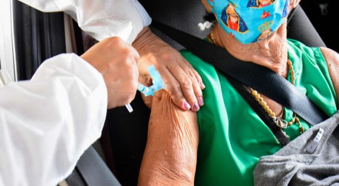 Sesau anuncia 4ª dose da vacina contra Covid para idosos com 80 anos ou mais