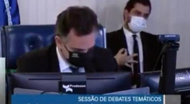 Presidente do Senado manda investigar assessor de Bolsonaro que fez gestos obscenos em sessão