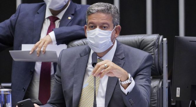 Lira agora diz “analisar” os 100 pedidos de impeachment contra Bolsonaro
