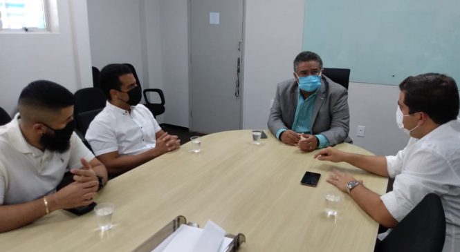 Vereadores confirmam com secretário Municipal de Saúde vacinação para Assistentes Sociais