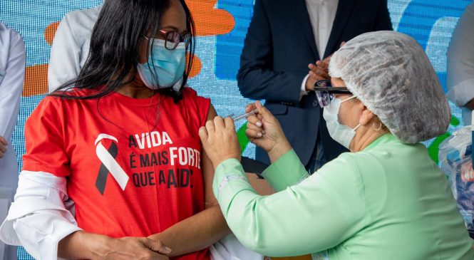 Maceió começa a vacinar trabalhadores de saúde com 40 anos nesta quarta