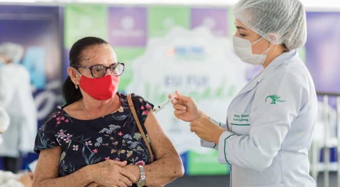 Maceió passa a vacinar pessoas com 71 e idade será reduzida até 68 nesta quinta-feira
