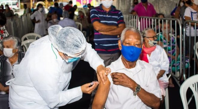 Idosos com 78 anos começam a tomar segunda dose em Maceió
