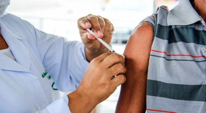Segunda dose para Idosos vacinados com Coronavac em Maceió tem início nesta terça