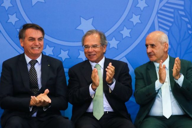 Crianças jogando bola na rua - Foto Antonio Cruz - agência Brasil