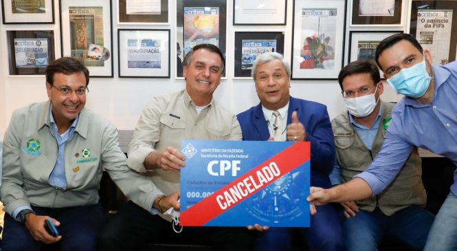 Bolsonaro chama de idiota a jornalista que perguntou sobre foto com “CPFs cancelados”