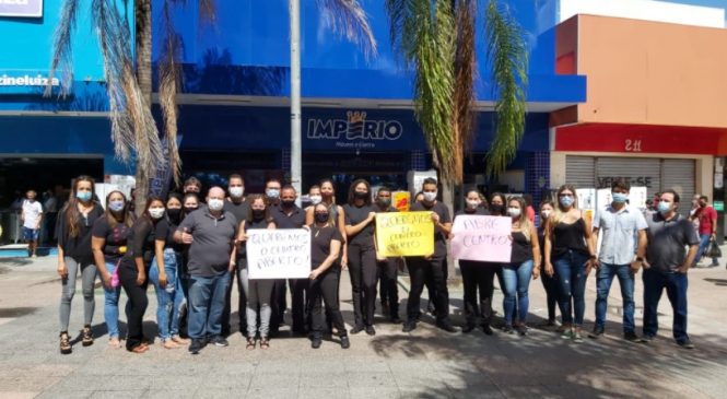 Lojistas e funcionários do Centro realizaram protesto cobrando flexibilização do decreto