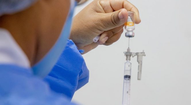 Começa vacinação para trabalhadores de saúde a partir de 35 anos em Maceió