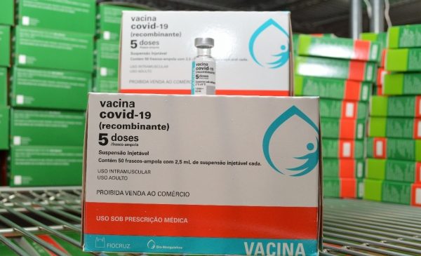 Renan Filho confirma chegada de quase 100 mil doses e vacinação de pessoas com 55 anos