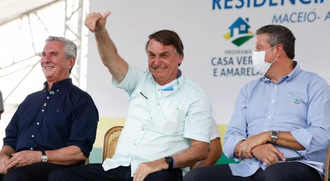 Bolsonaro foi a AL para atacar Renan e inaugurar obras inauguradas ou que não eram dele