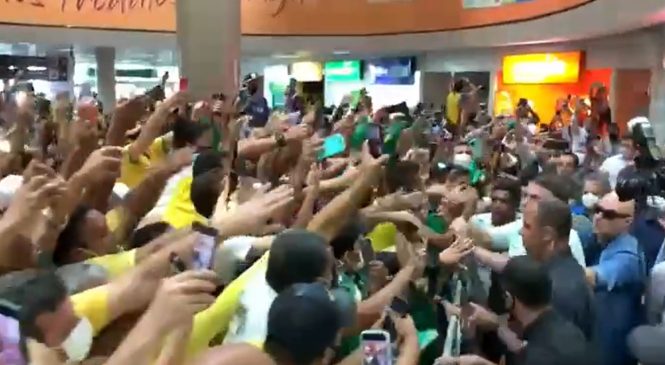 Bolsonaro desembarca e provoca aglomeração no Zumbi dos Palmares