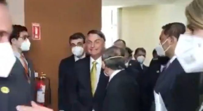 Bolsonaro é único sem máscara no Equador e pede uma envergonhado: ‘Estou dando mal exemplo’