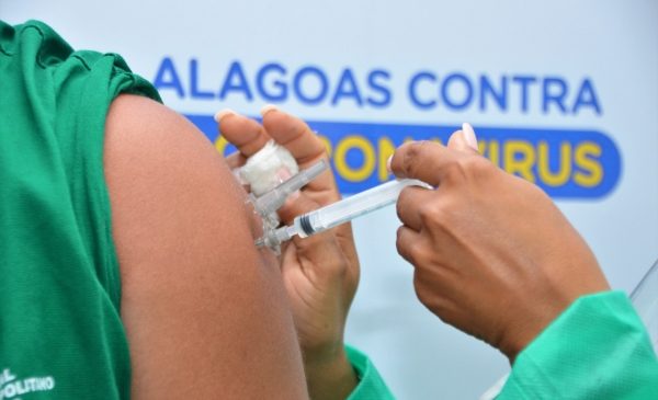 Alagoas é o primeiro Estado a concluir vacinação de grupos prioritários