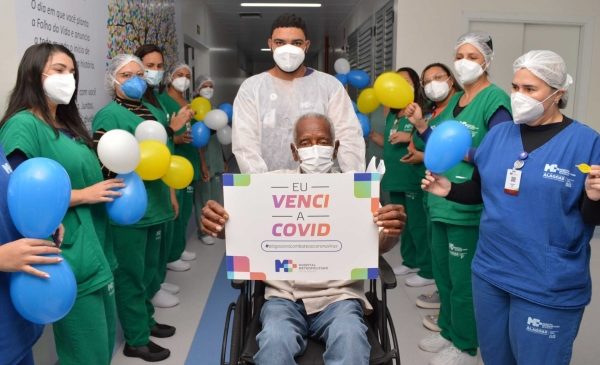 Paciente de 115 anos recebe alta de Covid-19 após se recuperar no Hospital Metropolitano