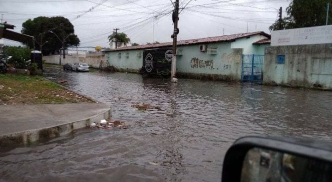 Aguaceiro toma conta das ruas de Maceió após uma madrugada de muita chuva