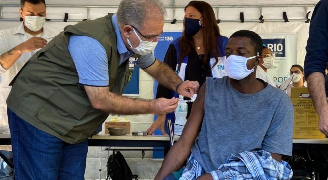 Brasil aplica mais de 2,56 milhões de doses de vacina em 24 horas