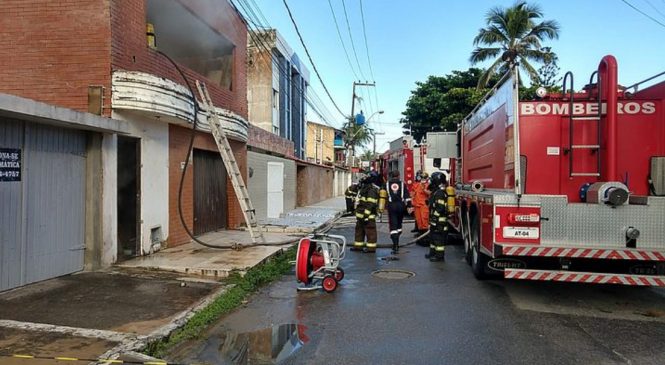 Almoxarifado de hotel pega fogo em Maceió
