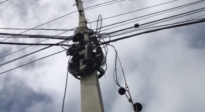Secretaria notifica Equatorial para promover ordenamento de cabos em postes de Maceió