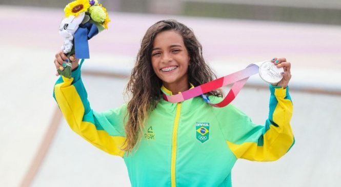 Aos 13 anos, Rayssa Leal leva a prata no skate e se torna a mais jovem medalhista do Brasil