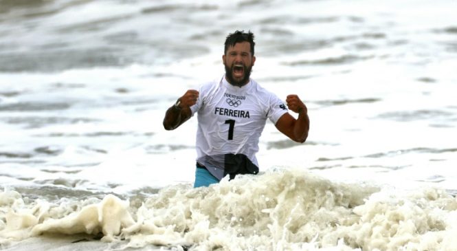 Nordestino Ítalo Ferreira conquista 1ª medalha de ouro olímpica da história do surfe